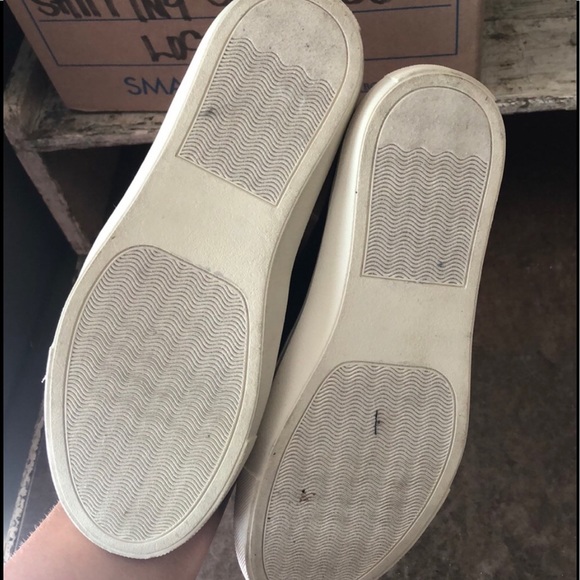 BLACK LEATHER SLIP ON SHOES 7 1/2 QUILTED SOFT SOLES LIKE NEW STEVE MADDEN - Picture 3 of 4